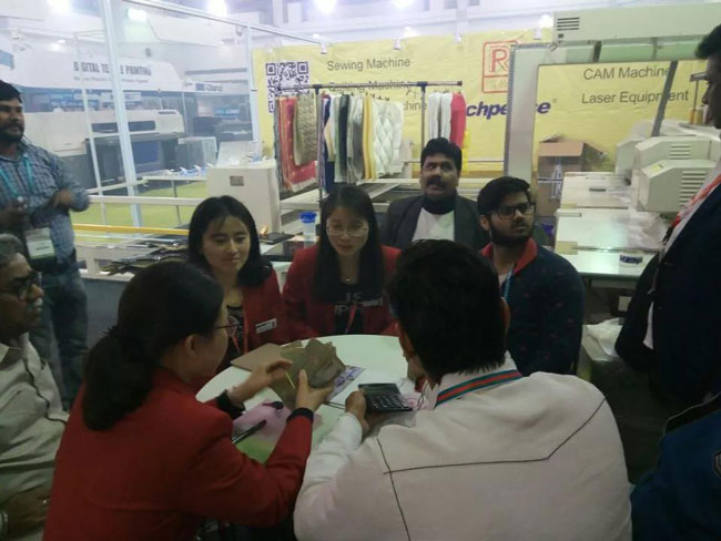 現(xiàn)場(chǎng)簽單針絎縫機(jī)和單頭皮革機(jī)