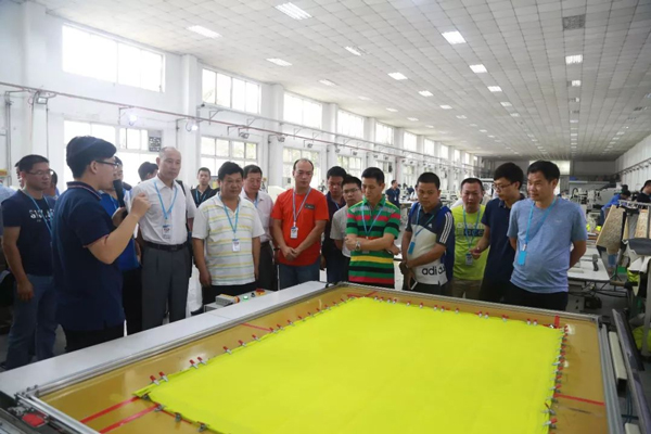 參觀公司各個(gè)車(chē)間