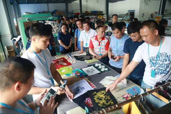 參觀公司各個(gè)車(chē)間