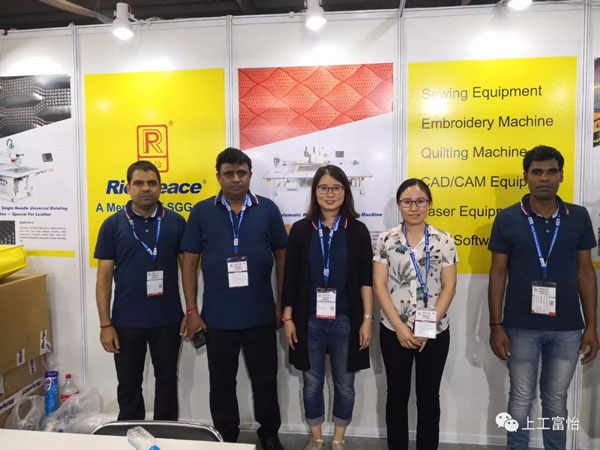 2019服裝技術(shù)博覽會(huì)工作人員合影